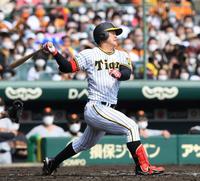 　２回、空振り三振に倒れる前川（撮影・田中太一）