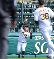 　３回、吉川の打球を捕る前川（撮影・田中太一）