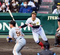 　７回、前川は右前打を放つ（撮影・山口登）