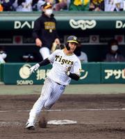 　７回、小幡は左中間に逆転適時二塁打を放つ（撮影・山口登）