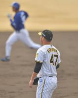 　５回、石垣に２ランを許した桐敷（撮影・神子素慎一）