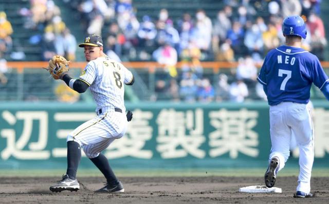 阪神・佐藤輝　二塁ＯＫ！「人生初」もノーミス　矢野監督「面白いんちゃうかな」