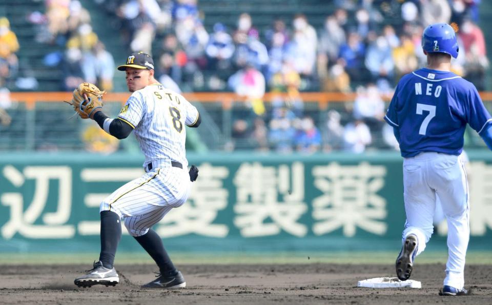 　４回、一塁へ送球し併殺を決める佐藤輝。走者は根尾（撮影・田中太一）