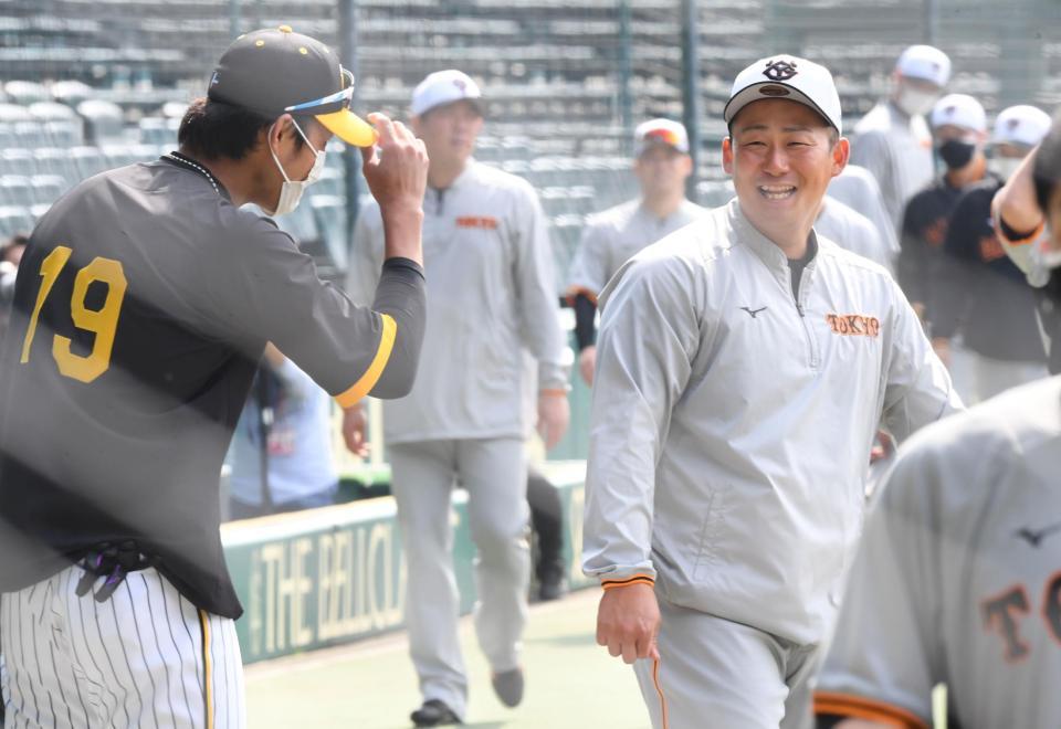 　藤浪（左）からあいさつを受け、笑顔を見せる中田（撮影・田中太一）