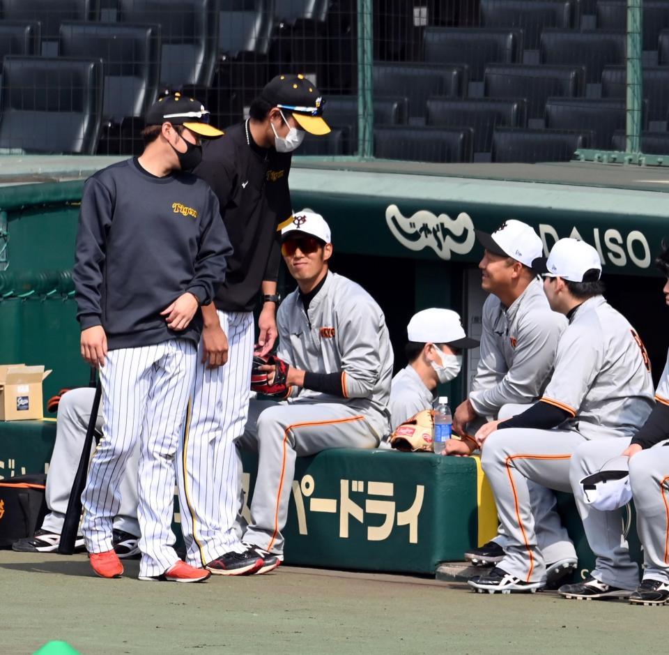 　藤浪（中央左）は中田（中央右）にあいさつする（撮影・山口登）