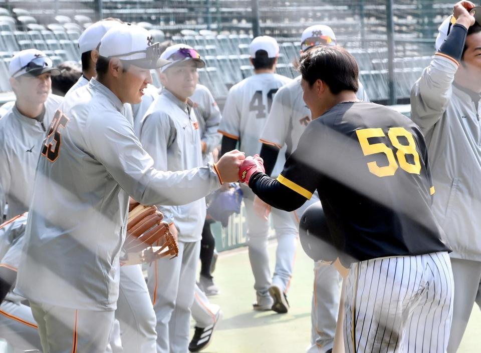 　岡本和（左）にあいさつする前川（撮影・田中太一）