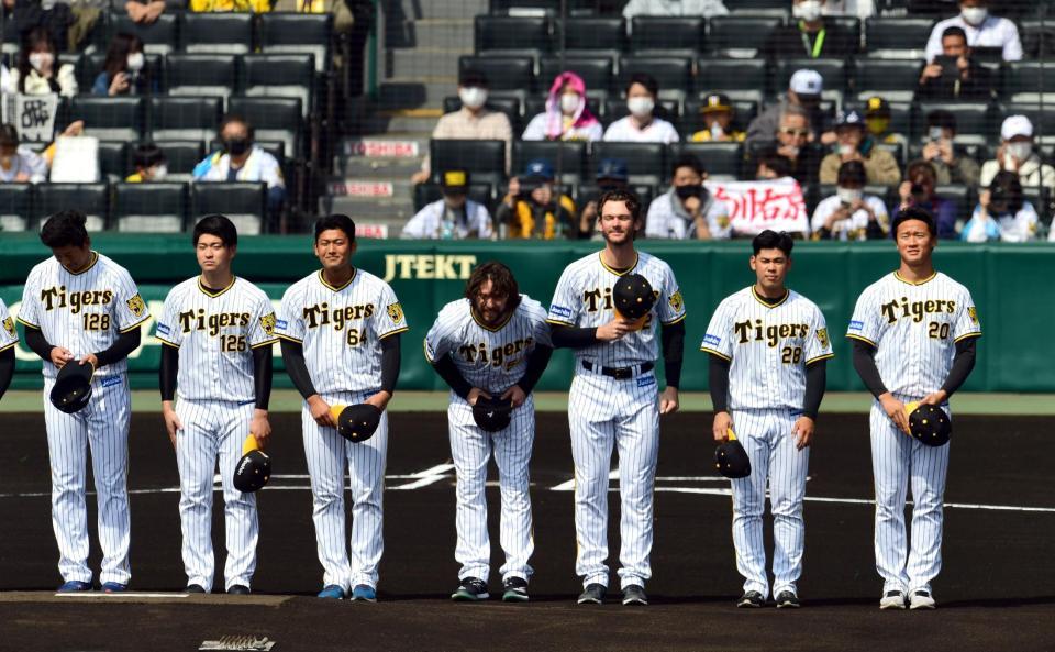 　試合前、紹介される森木（右端）ら新入団選手（撮影・山口登）