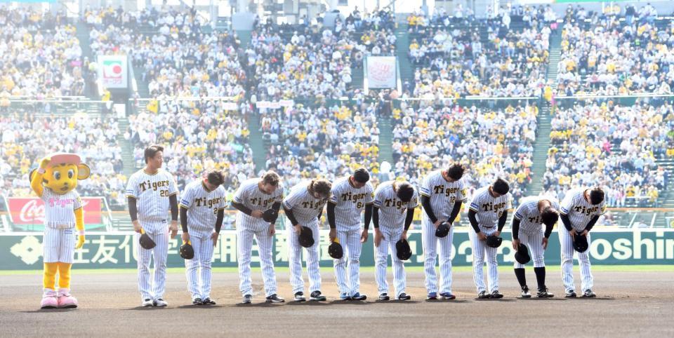 　スタンドに一礼する森木（左端）ら新入団選手たち（撮影・飯室逸平）