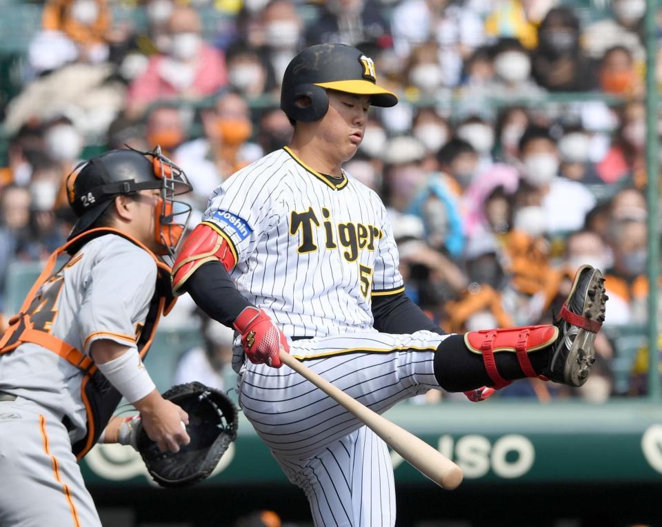 　２回、空振り三振に倒れる前川（撮影・田中太一）