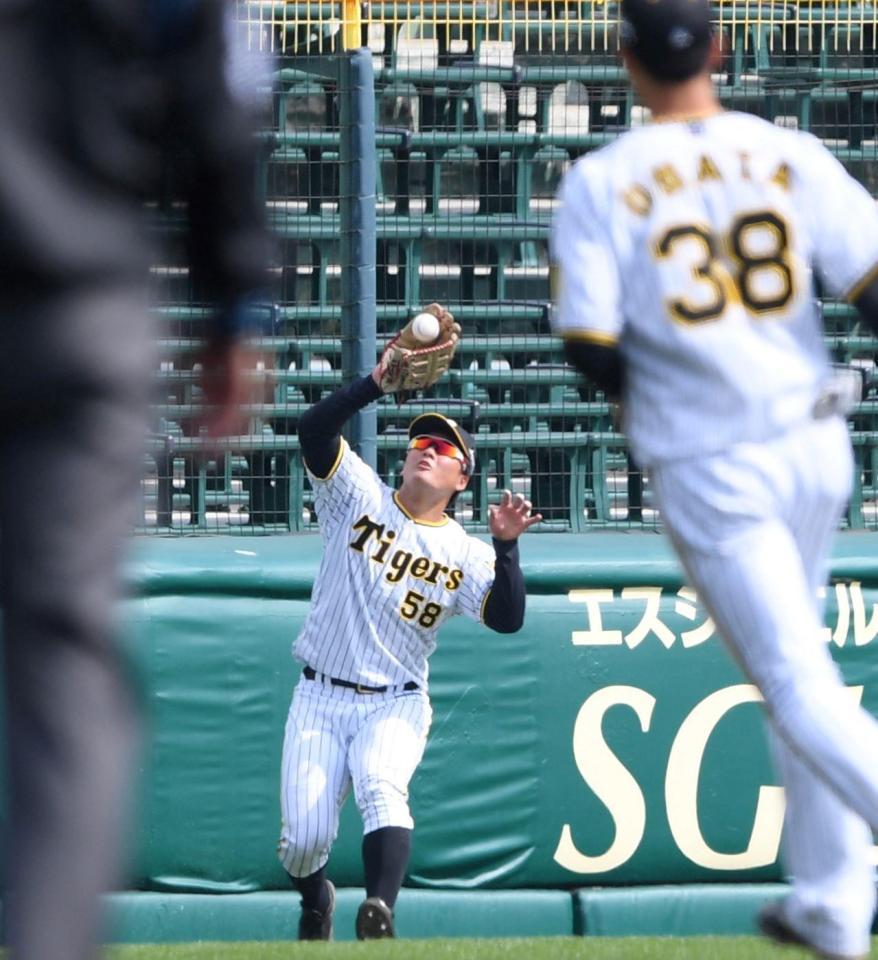 　３回、吉川の打球を捕る前川（撮影・田中太一）