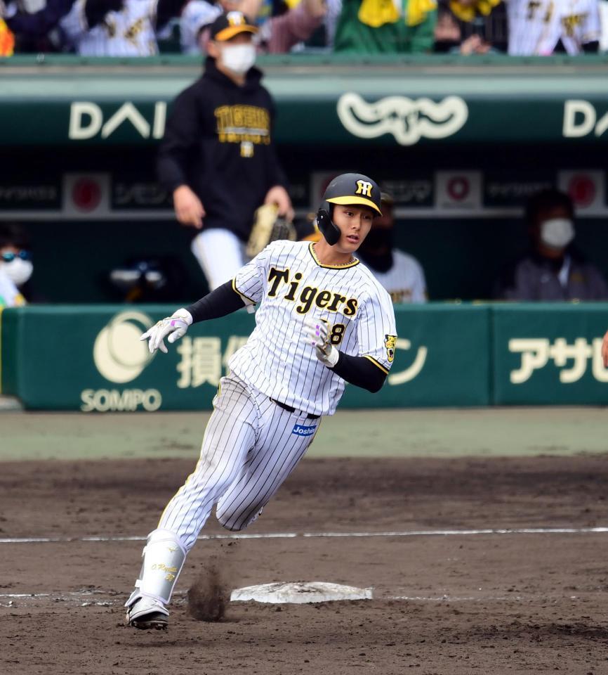 　７回、小幡は左中間に逆転適時二塁打を放つ（撮影・山口登）