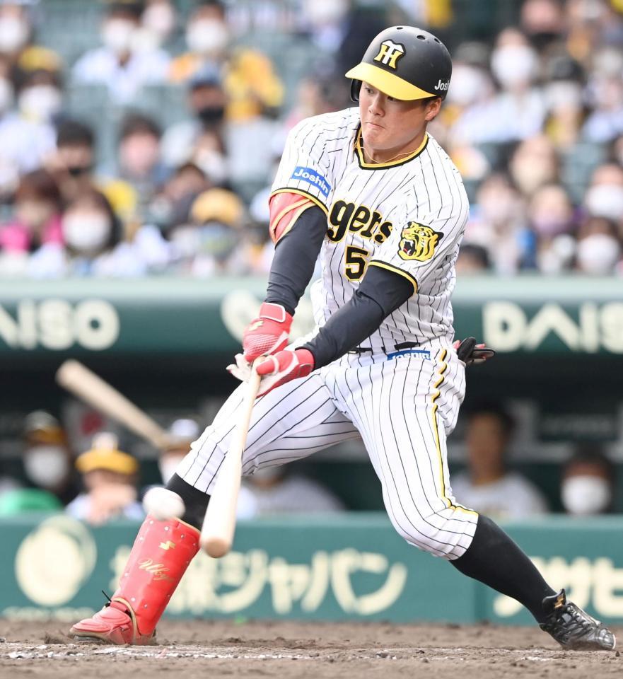 　９回、中前打を放つ前川（撮影・飯室逸平）