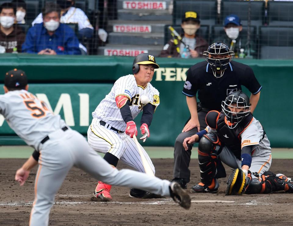 　９回、前川は右前打を放つ（撮影・山口登）