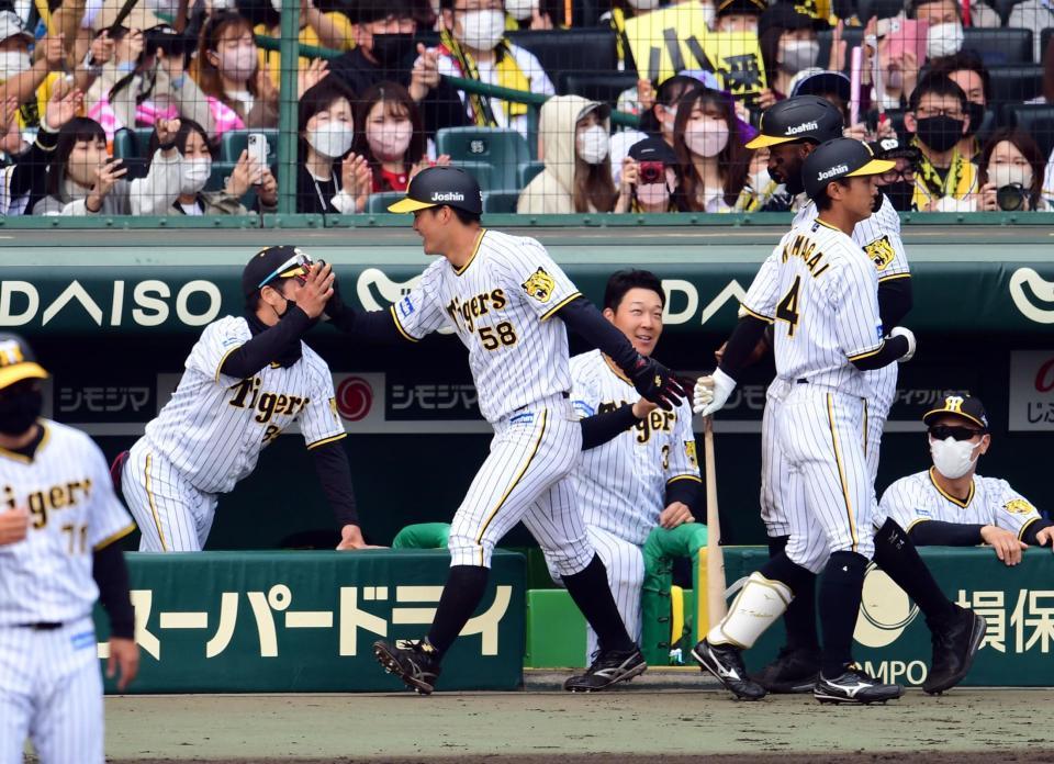 　７回、前川は小幡の適時二塁打で生還しナインに迎えられる（撮影・山口登）