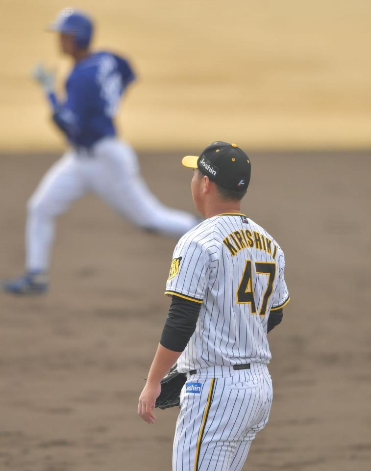 　５回、石垣に２ランを許した桐敷（撮影・神子素慎一）