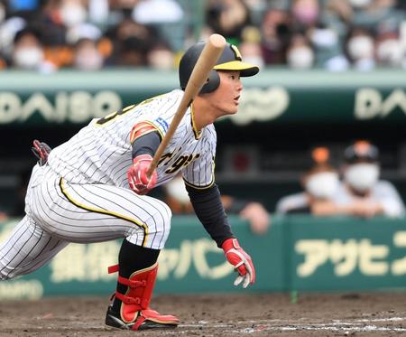 　９回、体勢を崩しながらも安打を放つ前川（撮影・田中太一）