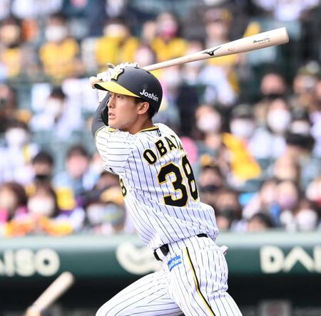 　７回、逆転タイムリー二塁打を放つ小幡（撮影・飯室逸平）