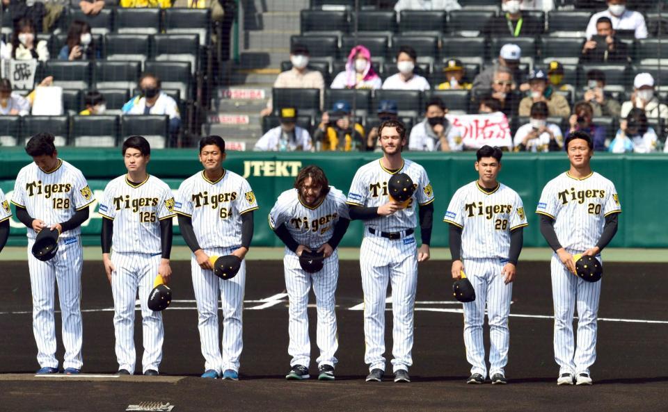 　試合前に紹介される森木（右端）ら新入団選手