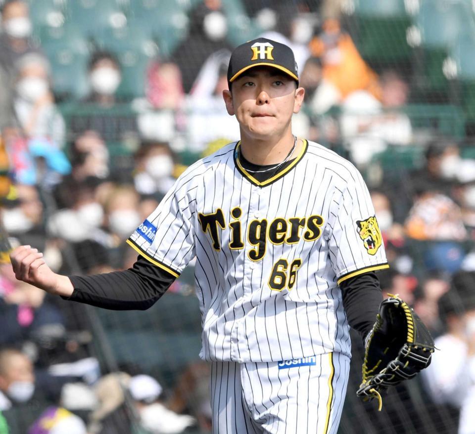 　３回を無失点に抑えグラブをたたく小川（撮影・田中太一）