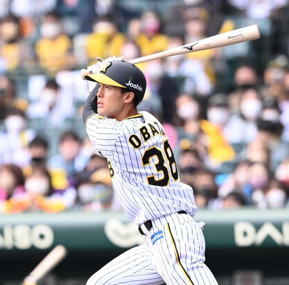 　７回、逆転タイムリー二塁打を放つ小幡（撮影・飯室逸平）