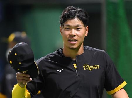 　練習前、あいさつする佐藤輝（撮影・田中太一）