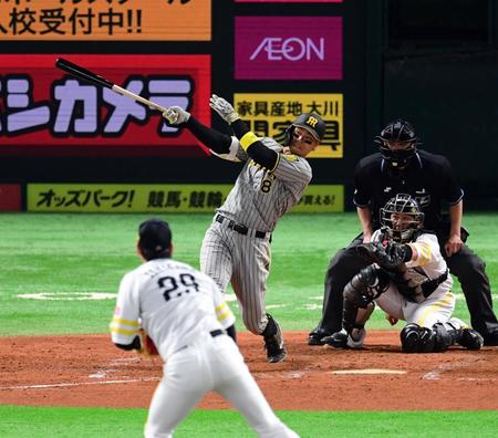 　５回、佐藤輝は右翼線に二塁打を放つ（投手・石川、捕手・甲斐）＝撮影・山口登