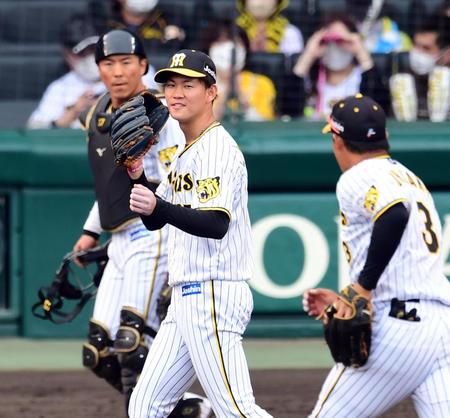 　１３日巨人戦の９回、及川（中央）は無死点に抑えベンチに戻る