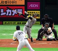 　５回、佐藤輝は右翼線に二塁打を放つ（投手・石川、捕手・甲斐）＝撮影・山口登