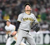 　４回、先制３ランとなったリチャードの打球を見上げる西勇（撮影・田中太一）