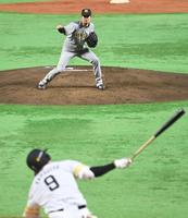 　１回、柳田（手前）を空振り三振に仕留める先発の西勇（撮影・田中太一）