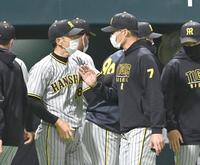 　糸井らナインを迎える矢野監督（撮影・飯室逸平）