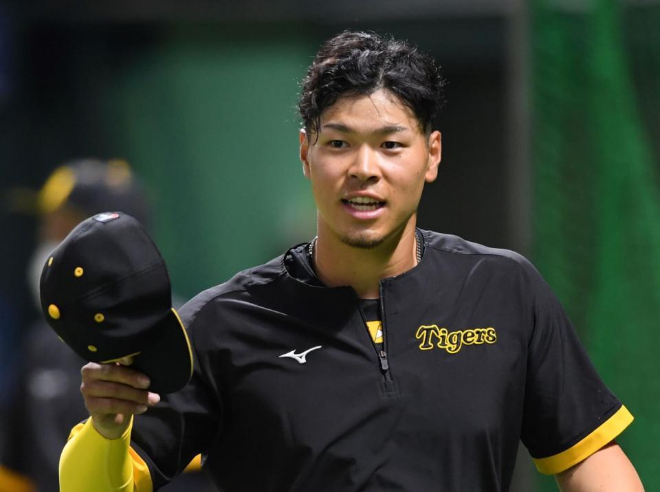 　練習前、あいさつする佐藤輝（撮影・田中太一）