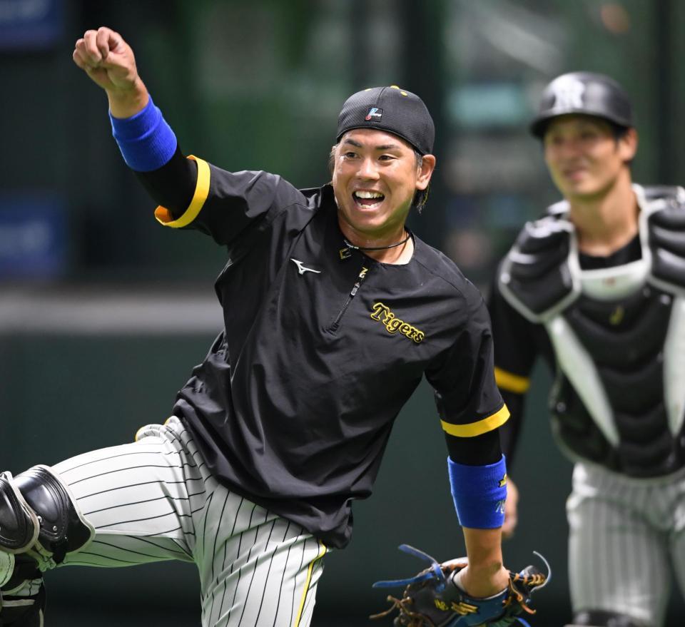 スローイングの練習をする阪神・梅野隆太郎＝ペイペイドーム（撮影・田中太一）