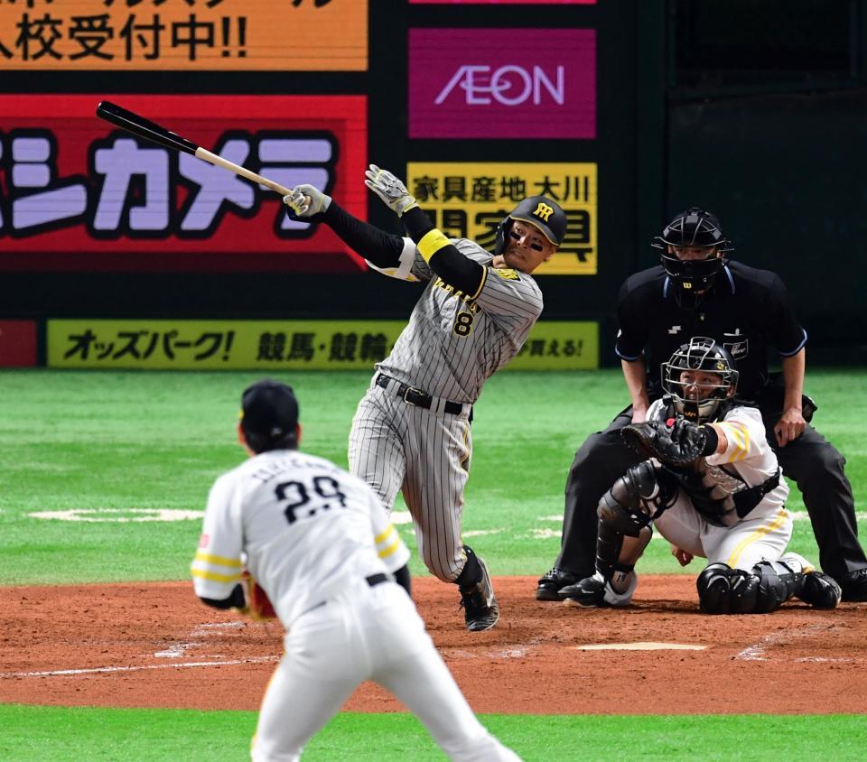 　５回、佐藤輝は右翼線に二塁打を放つ（投手・石川、捕手・甲斐）＝撮影・山口登