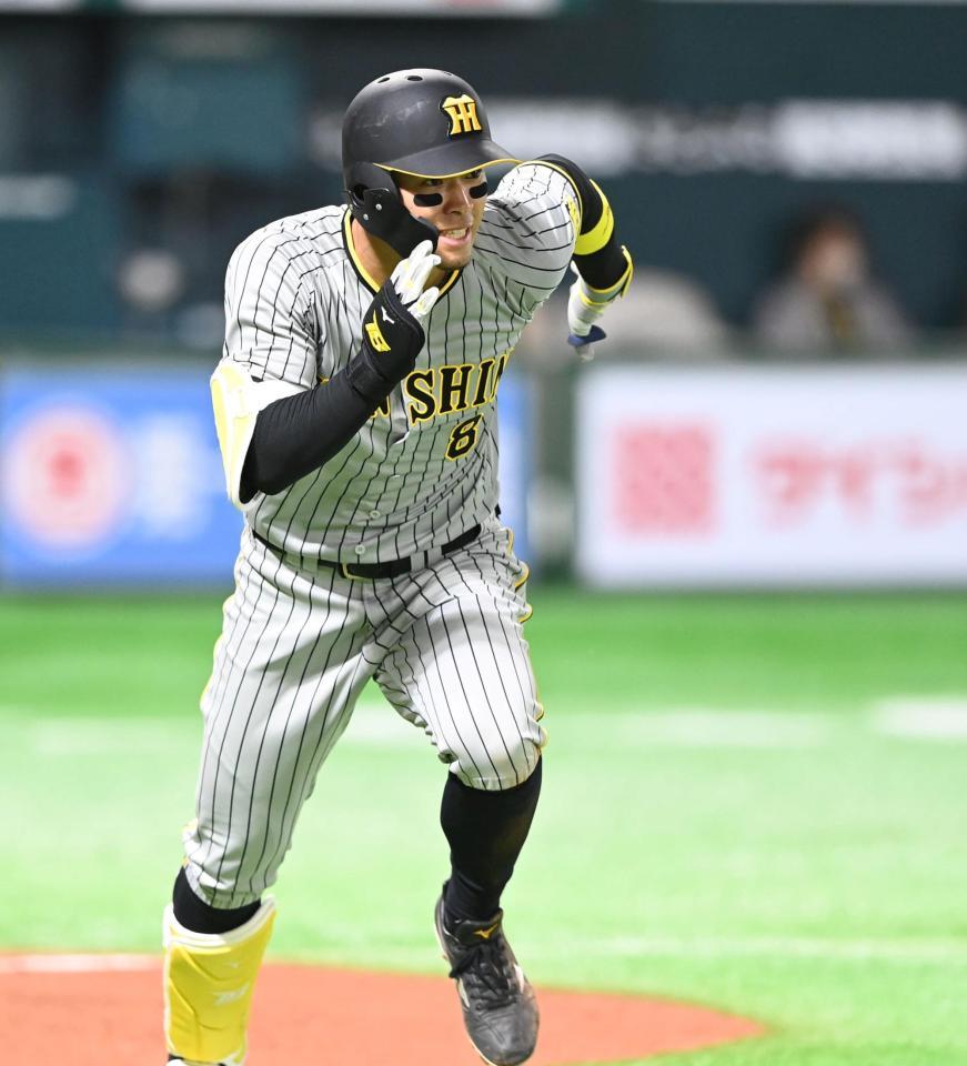 　５回、右翼線を破る二塁打を放ち、勢いよく駆け出す佐藤輝（撮影・飯室逸平）