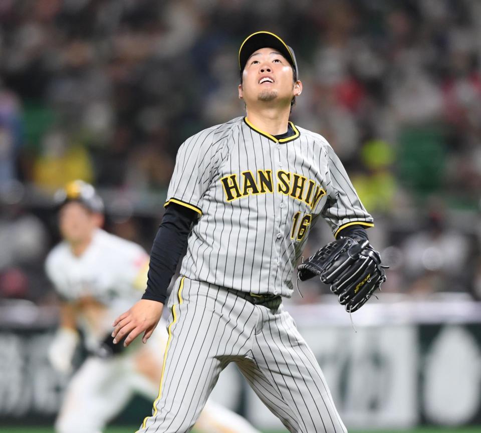 　４回、先制３ランとなったリチャードの打球を見上げる西勇（撮影・田中太一）