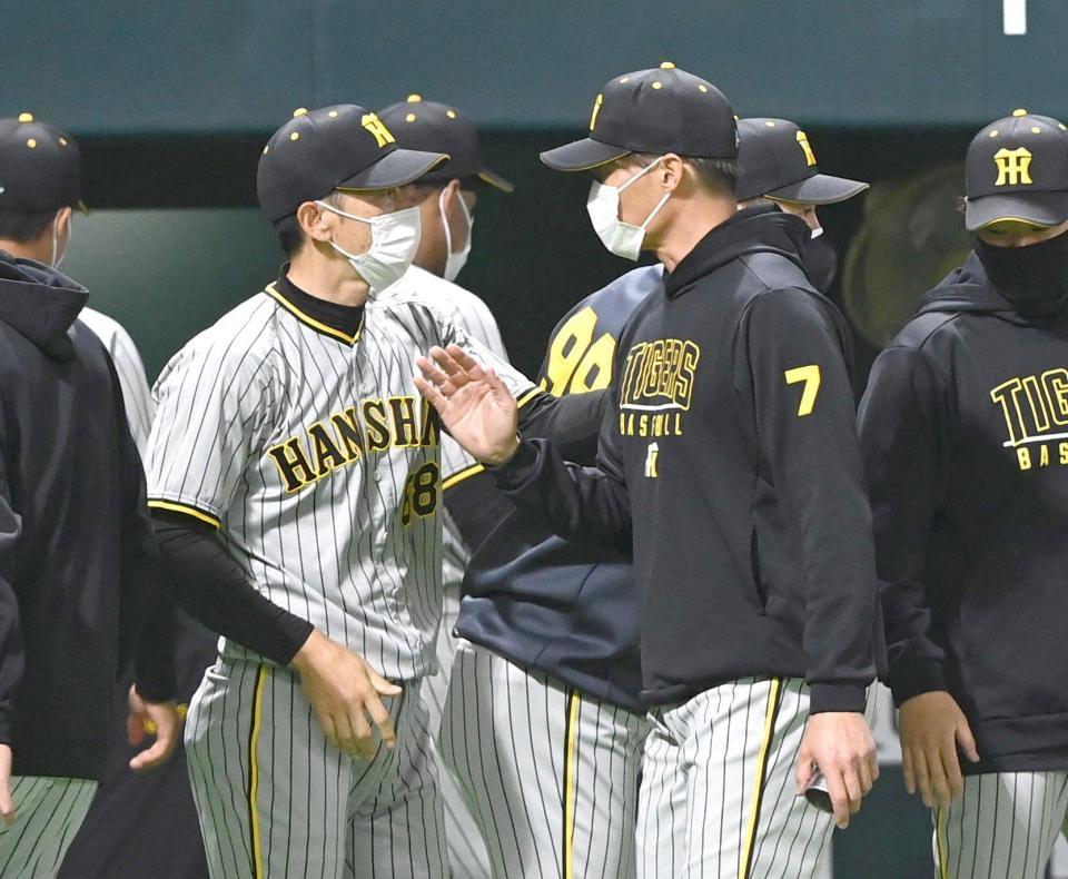 　糸井らナインを迎える矢野監督（撮影・飯室逸平）