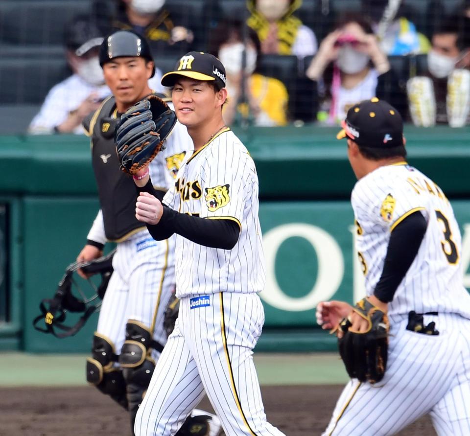 　１３日巨人戦の９回、及川（中央）は無死点に抑えベンチに戻る