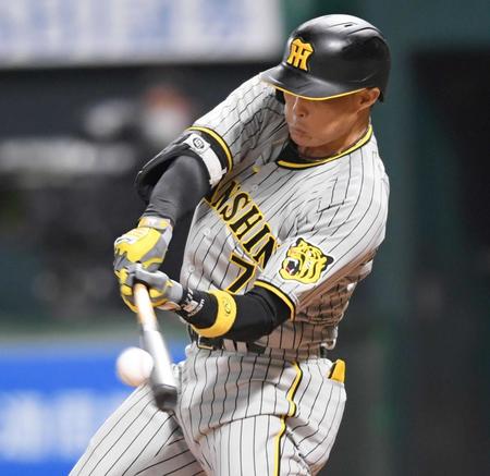 　６回、本塁打を放つ糸井（撮影・田中太一）