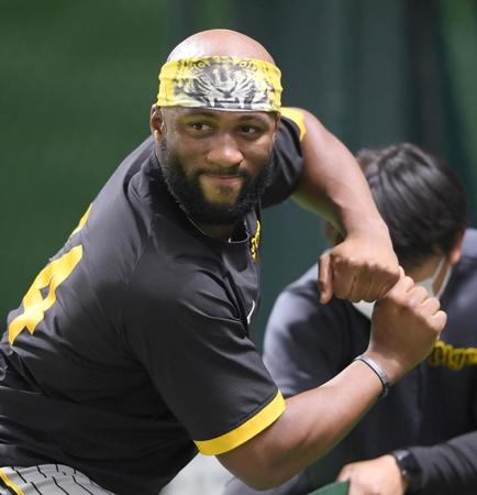 　ウオーミングアップをするロハス（撮影・田中太一）