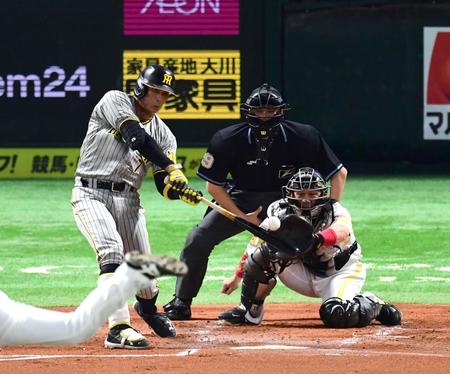 　１回、糸井は中前に適時打を放つ（捕手・甲斐）＝撮影・山口登