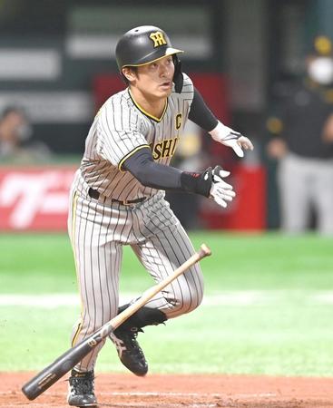 　３回、二塁打を放つ坂本（撮影・飯室逸平）