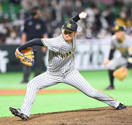 　７回、好リリーフを見せる岩田（撮影・飯室逸平）