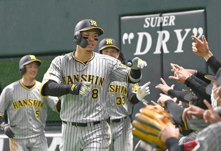 　２回、３ランを放った佐藤輝はナインに迎えられる（撮影・田中太一）