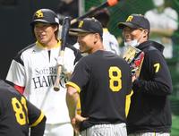 　試合前の練習で談笑する（左から）柳田、佐藤輝、糸井（撮影・田中太一）