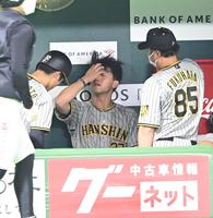 　６回６失点ー。ベンチに戻り福原コーチ、坂本と話す伊藤将（撮影・飯室逸平）