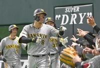 　２回、３ランを放った佐藤輝はナインに迎えられる（撮影・田中太一）