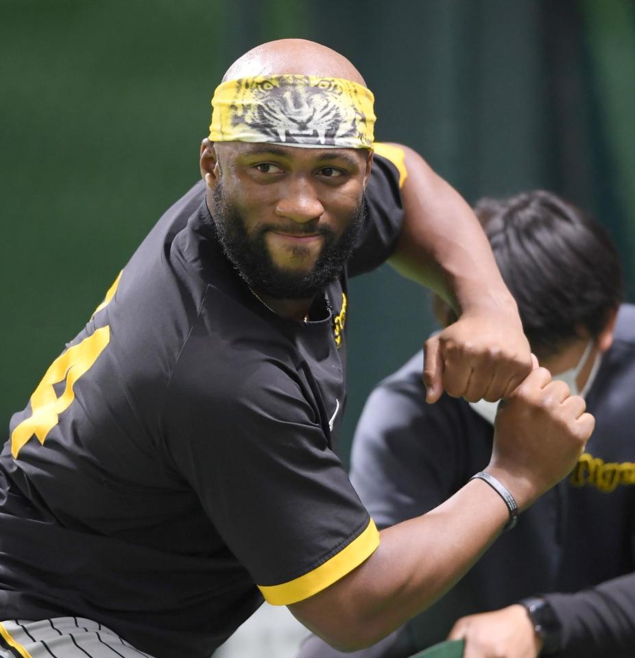 　ウオーミングアップをするロハス（撮影・田中太一）