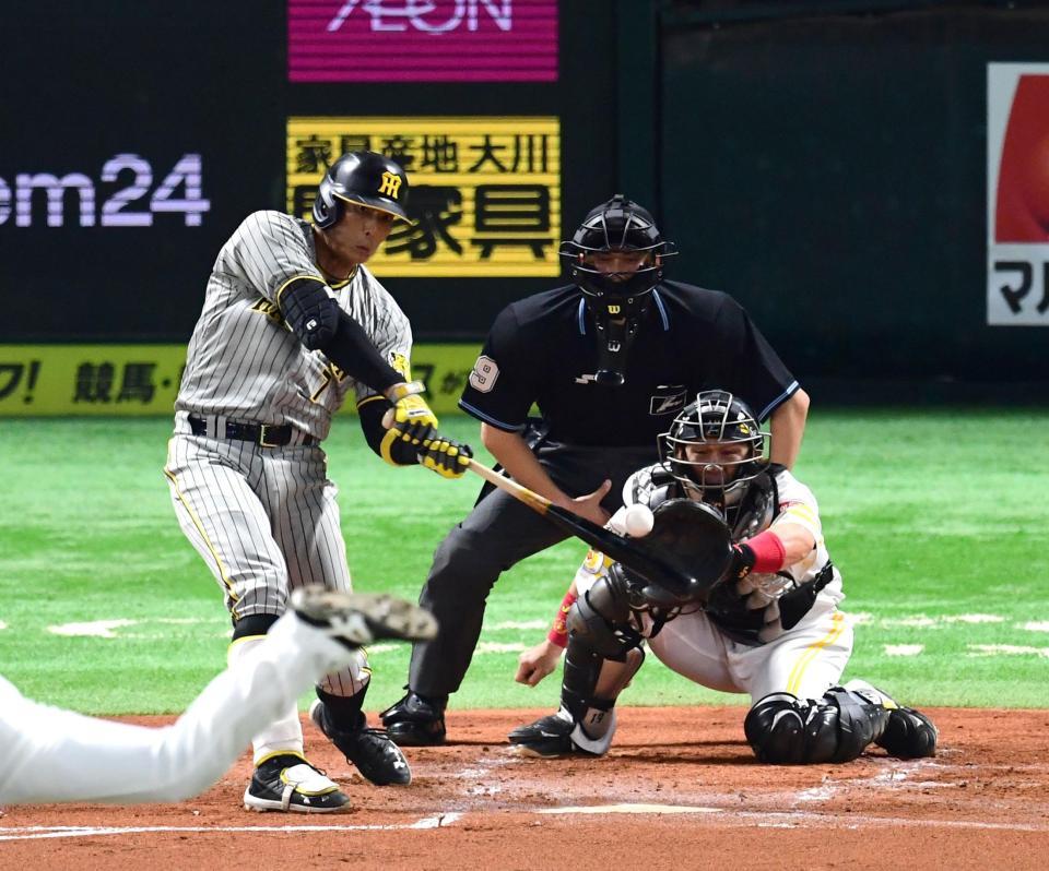 　１回、糸井は中前に適時打を放つ（捕手・甲斐）＝撮影・山口登