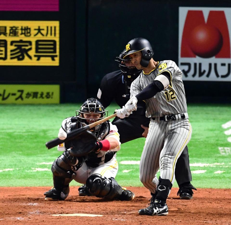 　５回、坂本は左越えにソロを放つ（撮影・山口登）